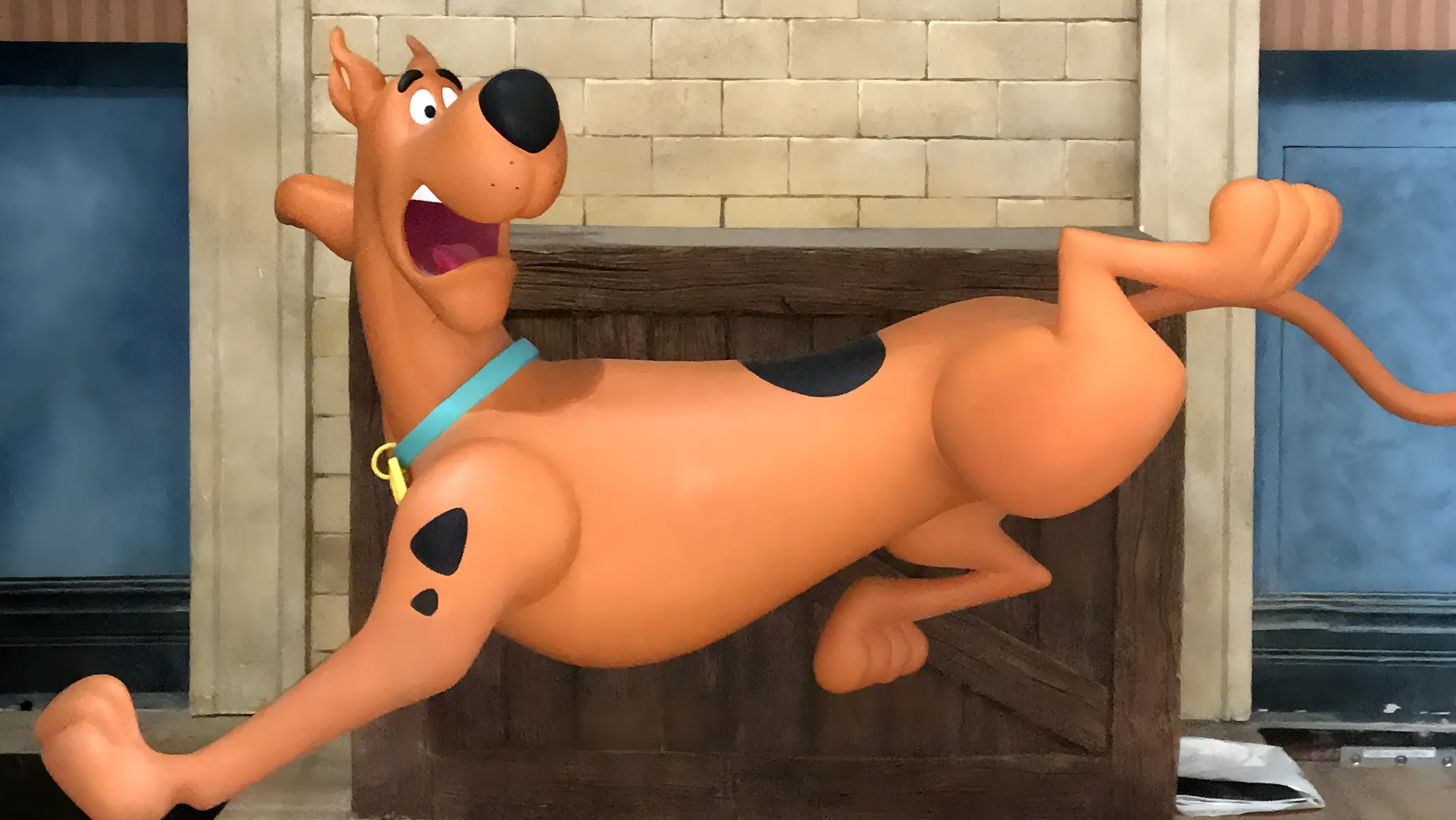 Figure of Scooby-Doo running